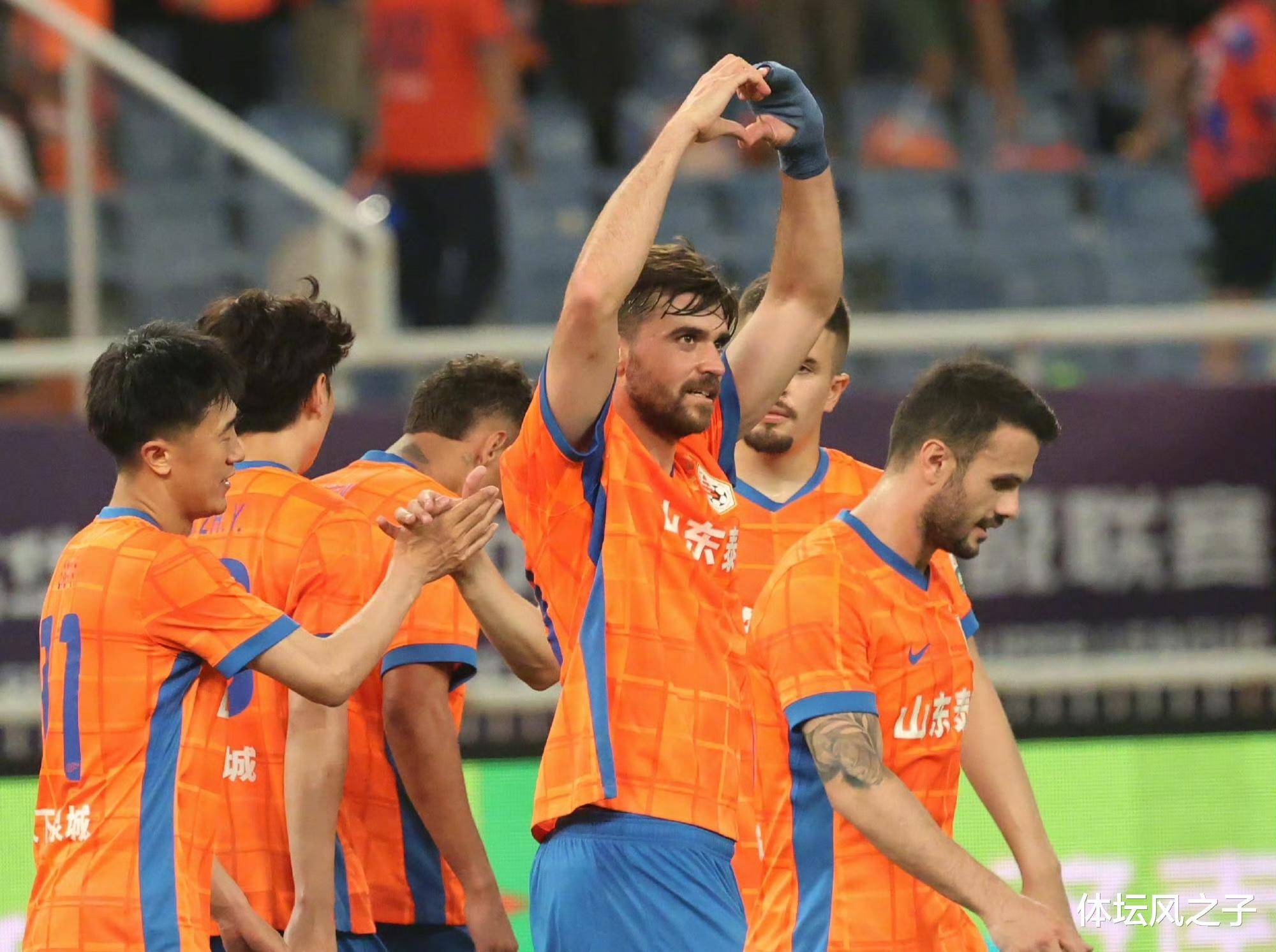 球迷为球队助威，不畏强敌迎战，振奋人心的简单介绍