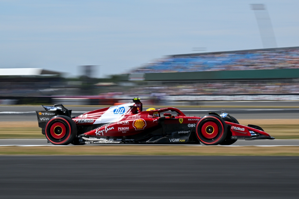 关于梅赛德斯轻取索伯车队，皮亚斯特里状态火热的信息