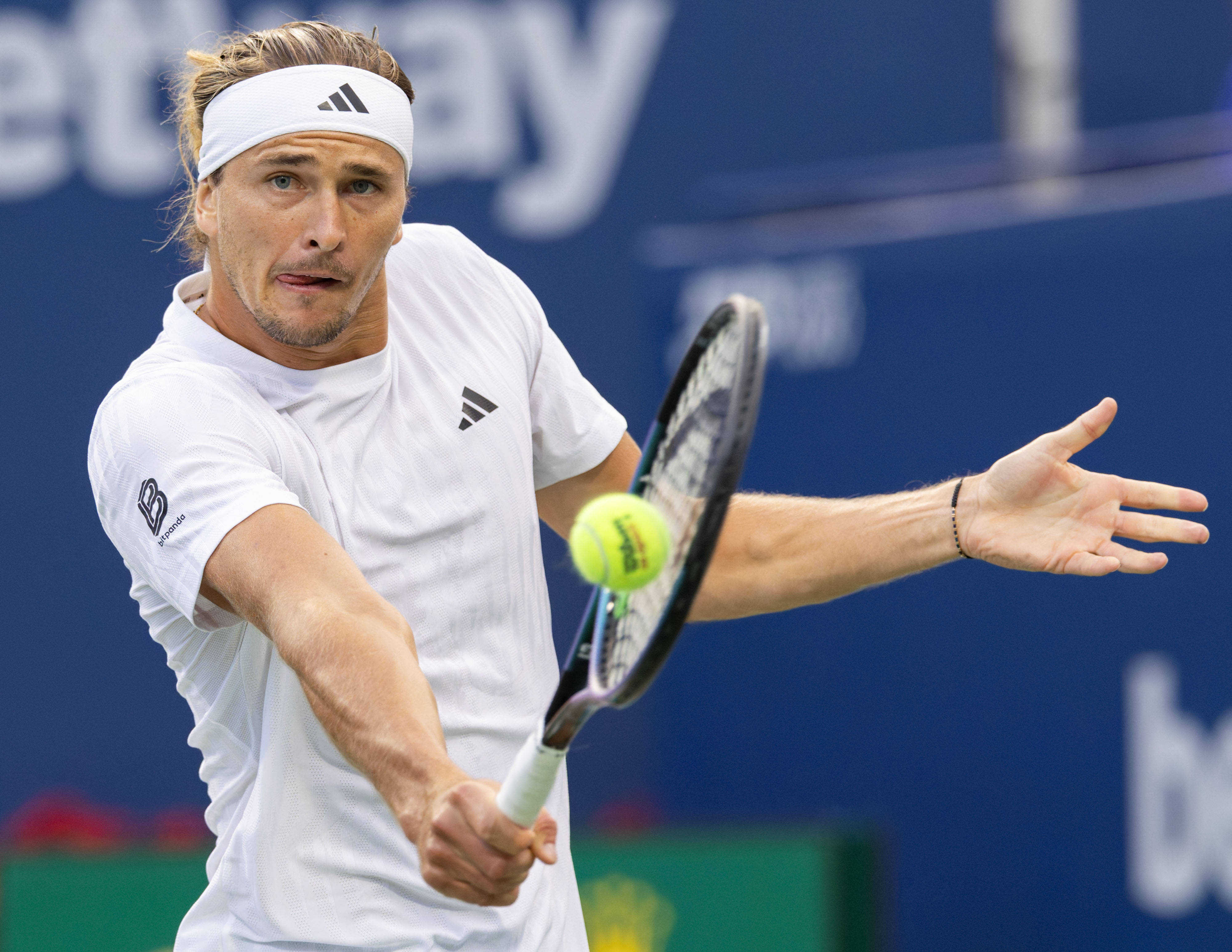 包含戴维斯杯险胜年终总决赛，兹维列夫统治全场的词条